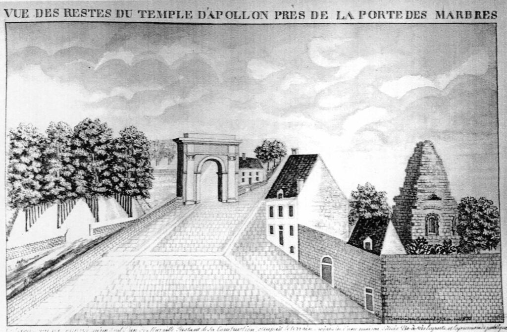 Vue des restes du temple d'Apollon près de la porte des marbres