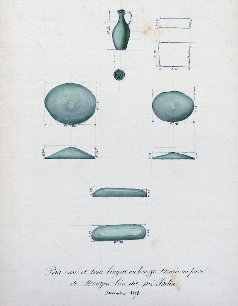 Petit vase et trois lingots en bronze trouvés au parc de Montjeu lieu dit pré Belin.
Décembre 1873.