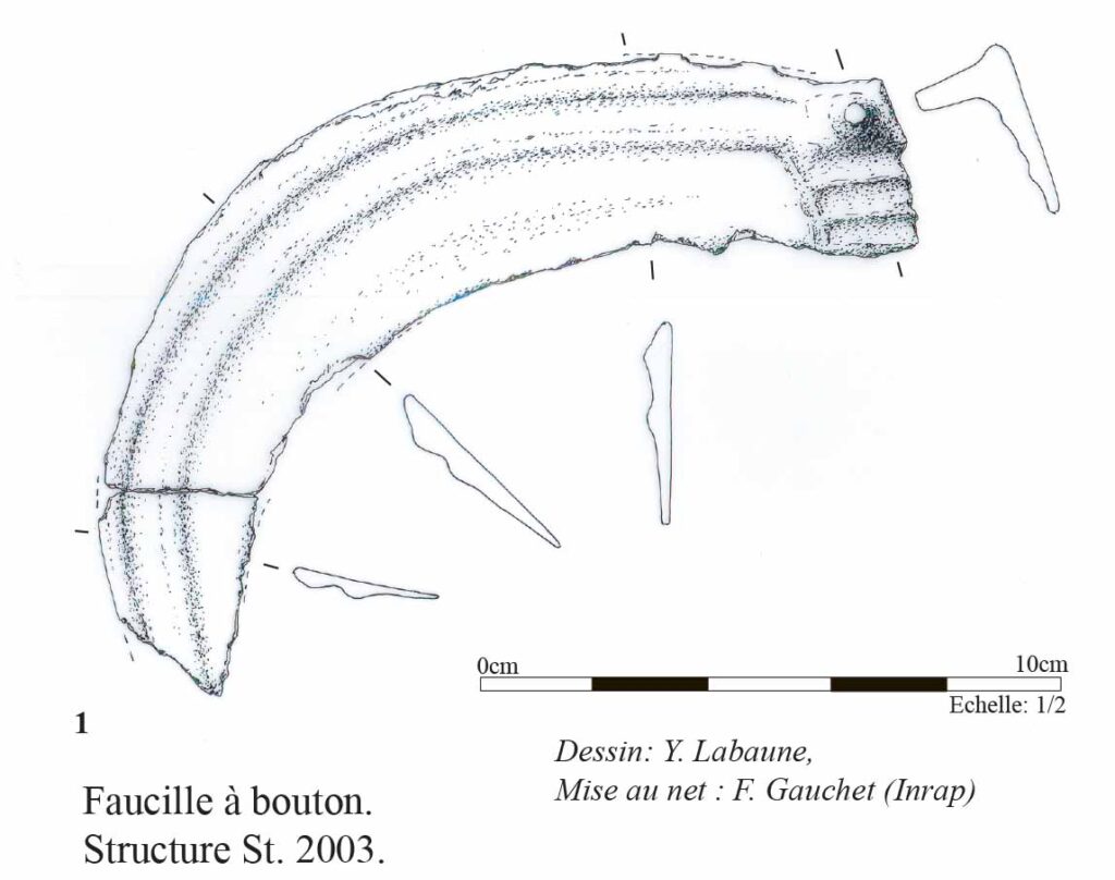 Faucille à bouton.
Structure St.2003.